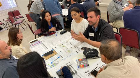 Jóvenes participando en un taller en Expojoven