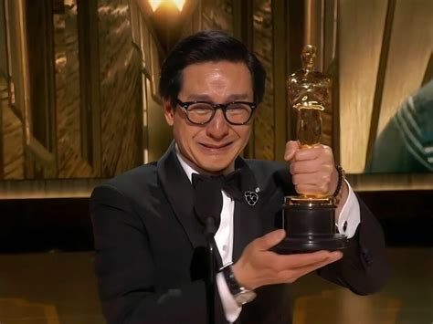 Ke Huy Quan recibiendo el Oscar