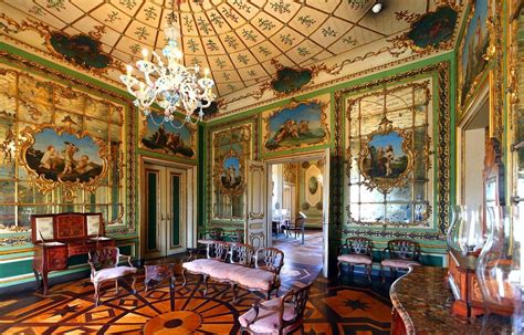 Ilustración que contrasta la opulencia de los nobles con la miseria de los habitantes de los Barrios Raíces