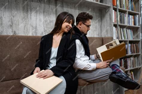Pareja de gamers disfrutando de una cita