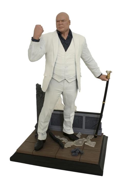 Kingpin con su traje blanco característico