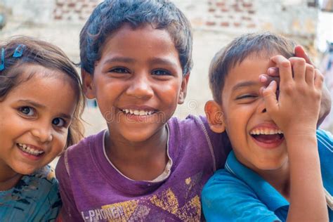 Niños sonriendo en la India