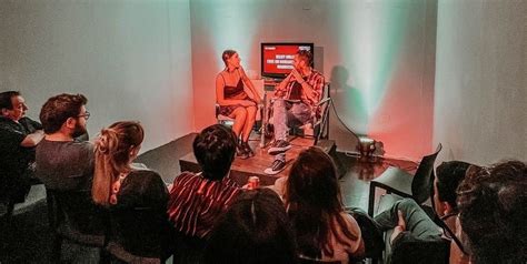 Escena de microteatro en un espacio reducido