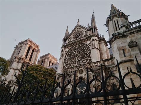 Edificios góticos oscuros y amenazantes de Ciudad Gótica