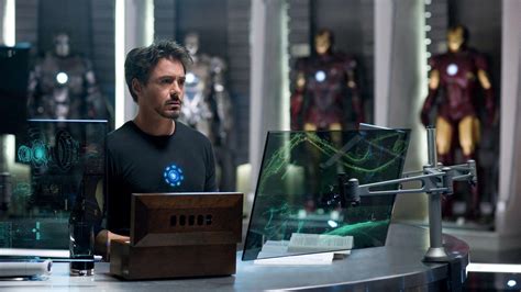 Ilustración de Tony Stark en su laboratorio