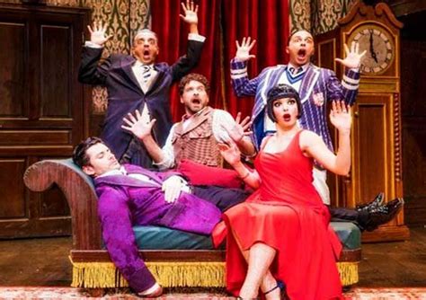 Escena de comedia teatral con público riendo