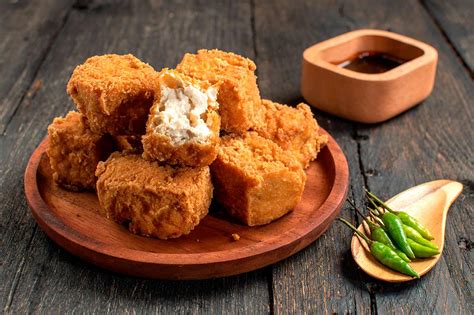 Ilustración de tofu frito con salsa en estilo cómic