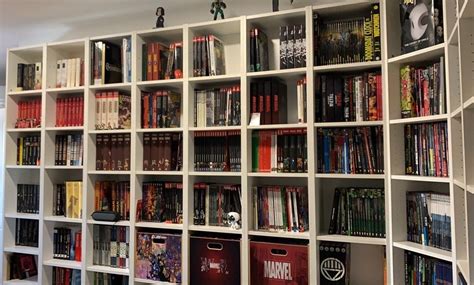 Ilustración de colección de cómics y manga siendo protegidos por fundas transparentes