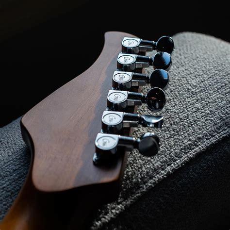 Una guitarra eléctrica con efectos de sonido