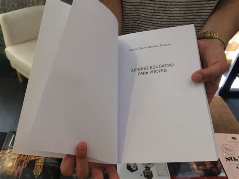 Ejemplo de página de un libro de arte de anime