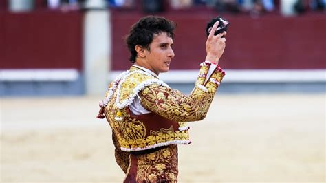 Primer plano de un torero aficionado enfrentando un toro