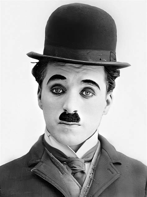 Retrato de Charles Chaplin como Charlot con su icónico bigote