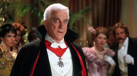 Leslie Nielsen como Drácula