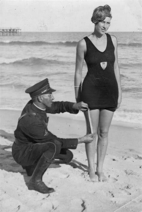 Abuelos en traje de baño antiguo en la playa