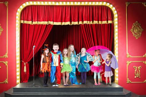 Representación de una obra de teatro navideña con niños disfrazados