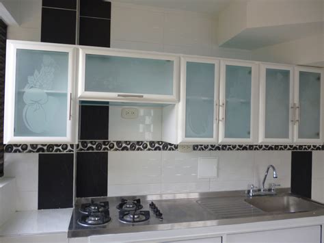 Mueble de cocina con puertas de aluminio