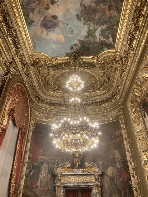 Interior de la Ópera Cómica de París con sus lámparas de araña
