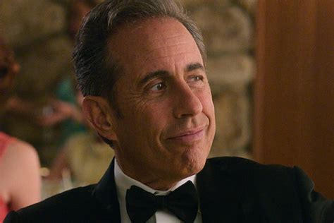 Jerry Seinfeld en un escenario de comedia