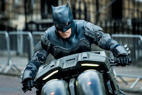 Batman investigando en las sombras de Gotham