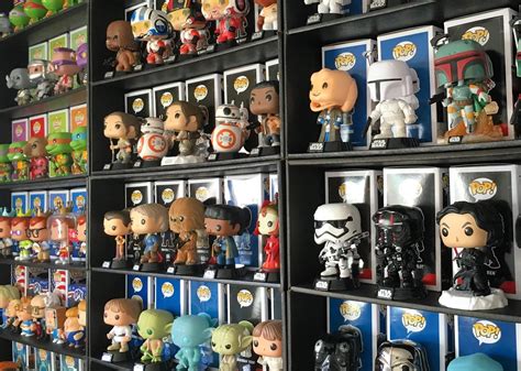 Estanterías repletas de figuras Funko Pop! de diversas franquicias.