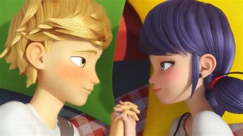 Ilustración de Marinette y Adrien en un momento tierno