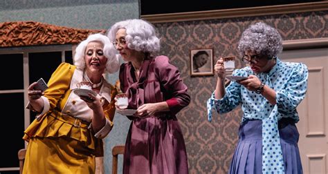 Escena de comedia en una película de gánsteres