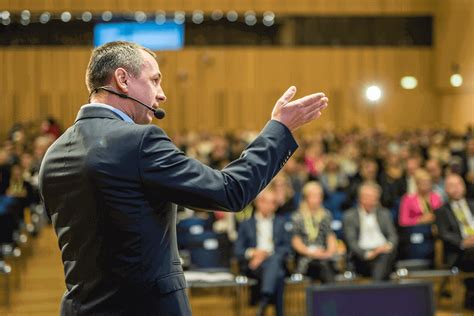 Joker como maestro de ceremonias en Arkham