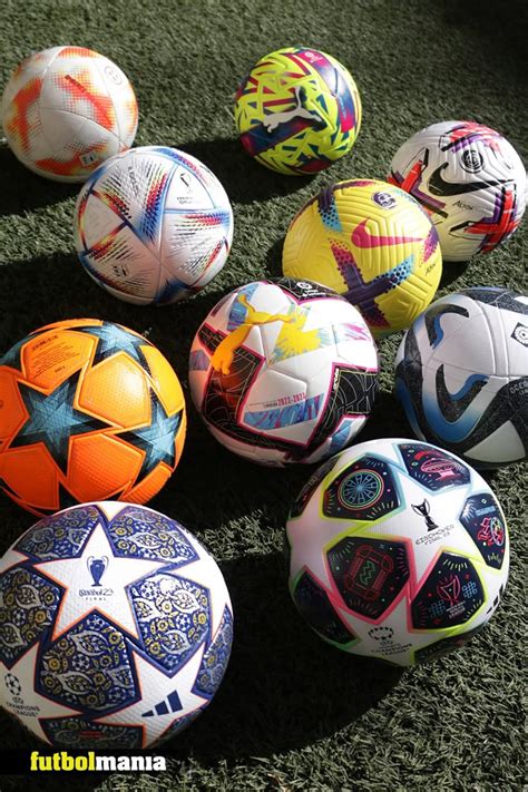Montaje de diferentes diseños web utilizando balones de fútbol PNG