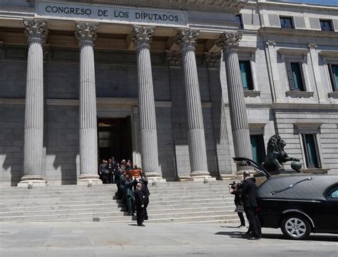 Imagen del féretro de Alfredo Pérez Rubalcaba entrando en el Congreso de los Diputados