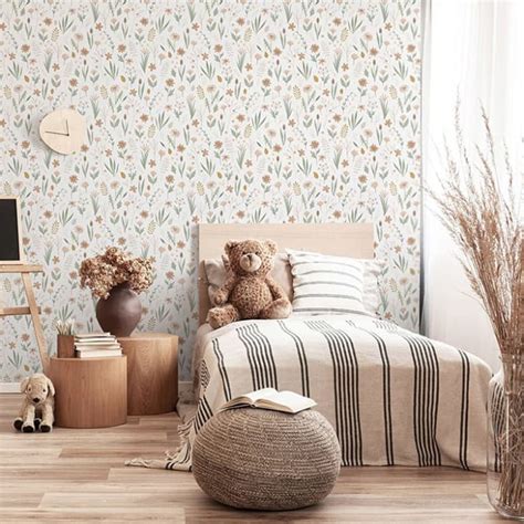 Comparativa de instalación de papel pintado autoadhesivo y tradicional