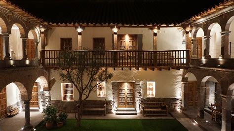 Imagen de una casona antigua con ambiente teatral