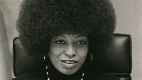 Retrato de Angela Davis en su juventud.