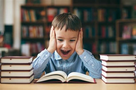 Niño leyendo un cómic con entusiasmo