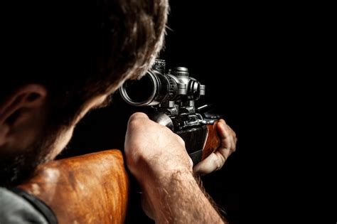 Carl apuntando a Shane con un rifle