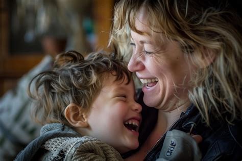 Madre e hijo riendo juntos