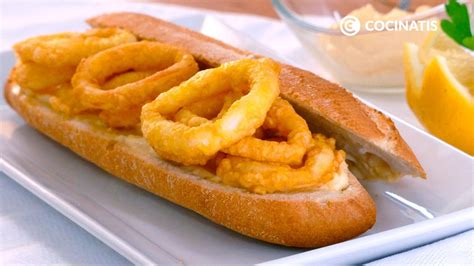 Bocadillo de calamares en un puesto callejero