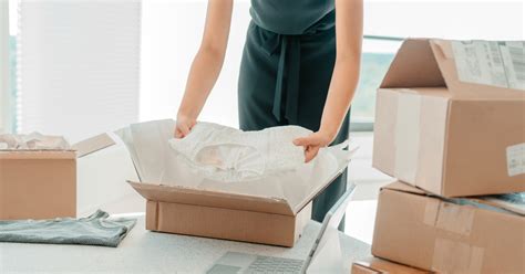 Embalaje de un pedido con el logo de la tienda