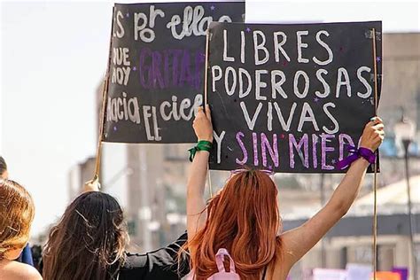 Mujeres manifestándose el 8 de marzo con pancartas y globos morados.