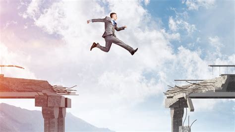 Joven superando obstáculos