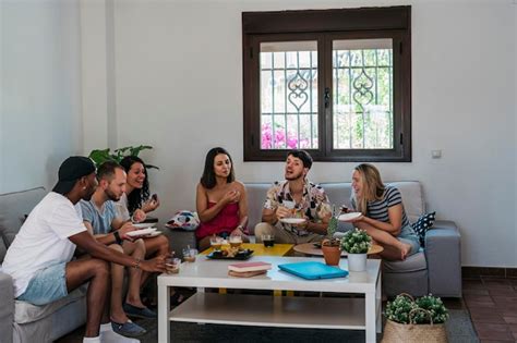 Amigos reunidos en un apartamento