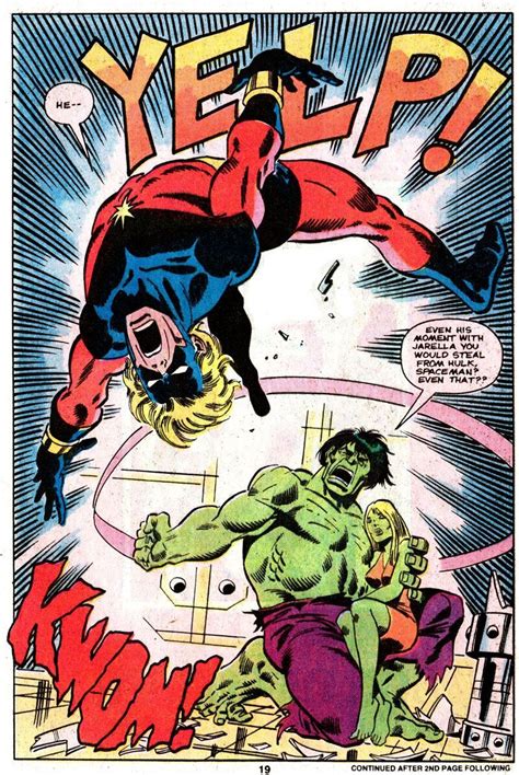 Sal Buscema posando con un cómic de Hulk