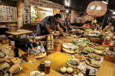 Un acogedor izakaya japonés con una puerta que se abre a otro mundo.
