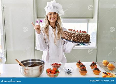 Una joven pastelera rodeada de dulces coloridos y hadas.