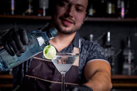 Un barman experto sirviendo un cóctel elegante.