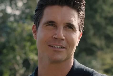 Robbie Amell en la serie Upload