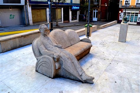 Plaza del Humor con esculturas de personajes de cómic