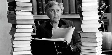 Ilustración de Agatha Christie viajando o escribiendo