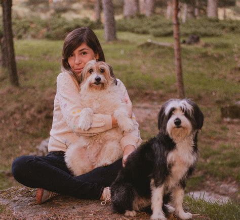 Clara con el perro Barrabás
