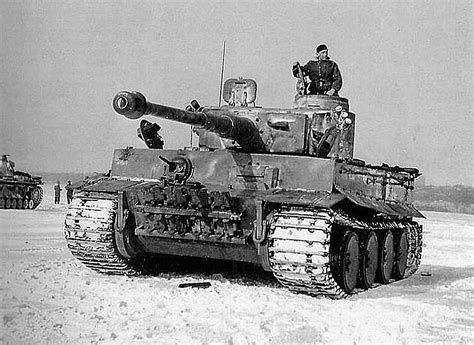Un tanque IS-2 en un campo de batalla de la Segunda Guerra Mundial
