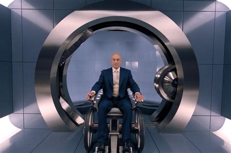 El Profesor X en su silla de ruedas dirigiendo a los X-Men